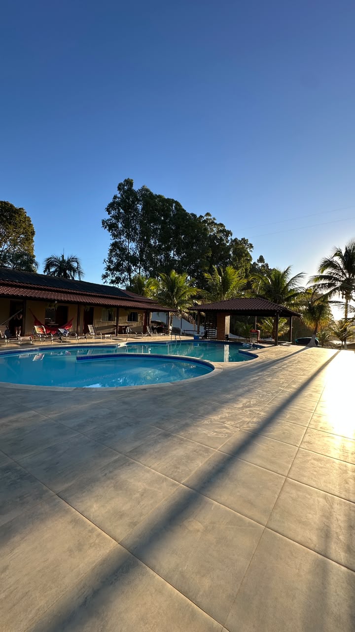 Piscina do rancho ao entardecer